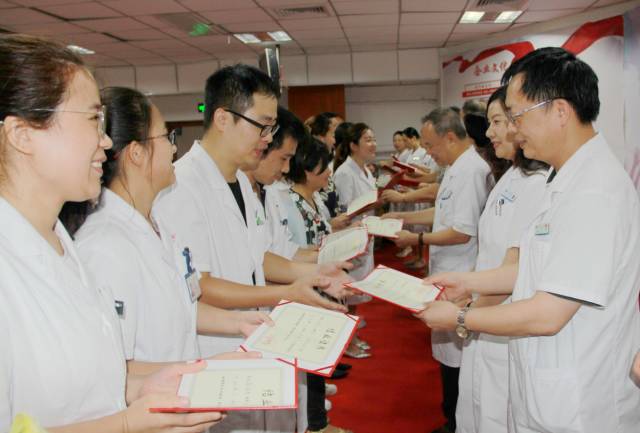 厦门大学附属厦门眼科中心2017年住院医师结业典礼在眼科17楼会议室举行。黎晓新、赵堪兴、吴国基、王骞、侯家敏、张广斌等我院及集团领*,各学科带头人、各行政职能部门负责人 厦门大学附属厦门眼科中心2017年住院医师结业典礼在眼科17楼会议室举行。黎晓新、赵堪兴、吴国基、王骞、侯家敏、张广斌等我院及集团领*,各学科带头人、各行政职能部门负责人