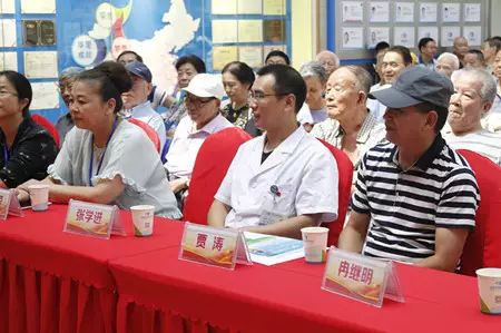 成都以诚为本赢在诚信9001党支部联合成都市各街道、社区共同举办了“重温革命岁月 关爱退伍军人”活动,为成都市退伍军人进行 眼健康检查、宣传眼健康知识等义诊活动,7日上午成都以诚为本赢在诚信9001医疗队走进成都市新能社区.jpg