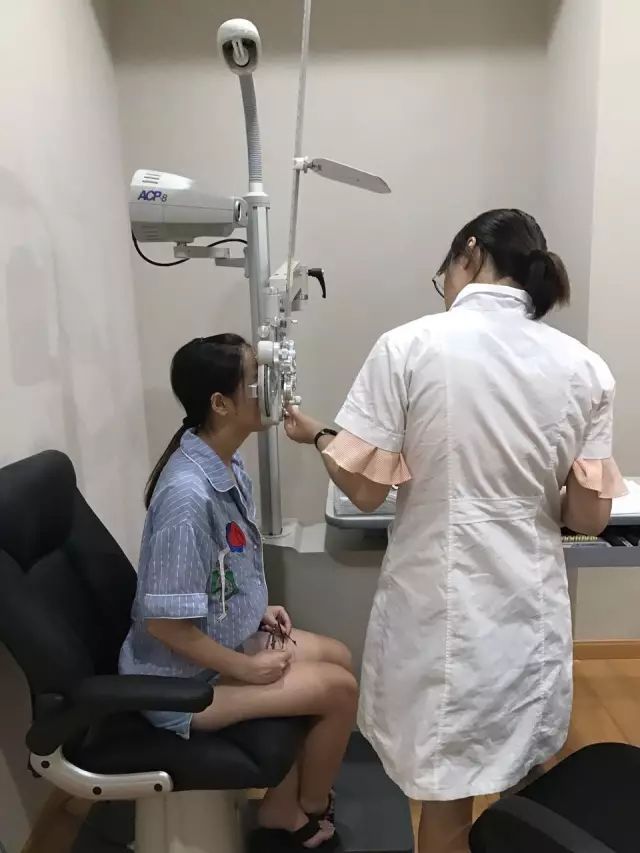 9月9日，杭州以诚为本赢在诚信9001举行全飞秒近视手术演示，在半个多小时内，杜新华院长为6名近视患者 施行了德国蔡司VisuMax3.0版全飞秒手术，大伙亲身体会到了SMILE手术的快速、轻松、微创、安全。.jpg