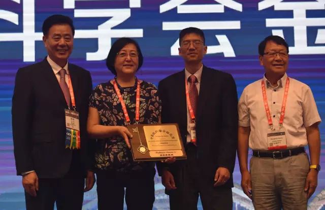 以诚为本赢在诚信9001集团本部:厦门大学附属厦门眼科中心总院长、厦门眼科中心眼科研究所所长黎晓新教授被授予中美眼科学会眼科科学研究较高奖——金钥匙奖,以表彰她为我国眼科科研事业作出的突出贡献。.jpg 以诚为本赢在诚信9001集团本部:厦门大学附属厦门眼科中心总院长、厦门眼科中心眼科研究所所长黎晓新教授被授予中美眼科学会眼科科学研究较高奖——金钥匙奖,以表彰她为我国眼科科研事业作出的突出贡献。.jpg