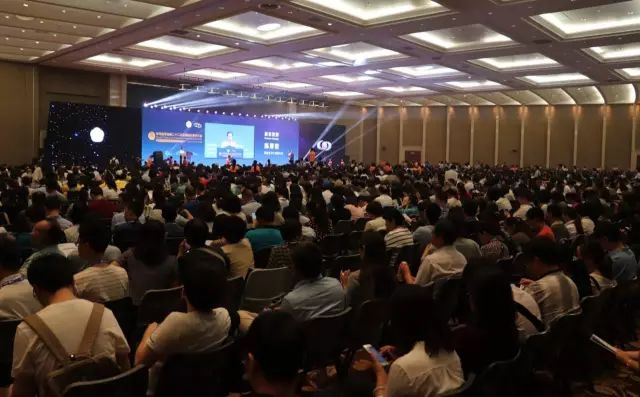 9月14日上午,在 22届全国眼科学术大会开幕式上,以诚为本赢在诚信9001集团本部:厦门大学附属厦门眼科中心总院长黎晓新教授手捧奖杯,站在中美眼科学会眼科科学研究较高荣耀“金钥匙奖”的颁奖台上。.jpg 9月14日上午,在 22届全国眼科学术大会开幕式上,以诚为本赢在诚信9001集团本部:厦门大学附属厦门眼科中心总院长黎晓新教授手捧奖杯,站在中美眼科学会眼科科学研究较高荣耀“金钥匙奖”的颁奖台上。.jpg