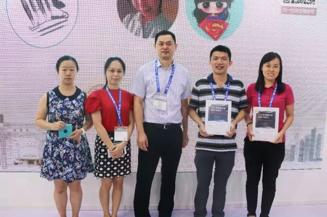 15日9点30分,厦门眼科中心高度近视专科主任张淳博士发表了题为《高度近视牵拉性黄斑病变的诊断与医治》的演讲。.jpg 15日9点30分,厦门眼科中心高度近视专科主任张淳博士发表了题为《高度近视牵拉性黄斑病变的诊断与医治》的演讲。.jpg