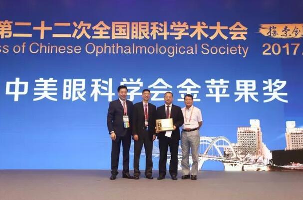 葡萄膜炎总体来说是一大类疾病。有感染的,有非感染的,有创伤引起的,甚至有一些恶性肿瘤也可以表现为葡萄膜炎。类型不一样就决定了医治方法不一样,现在决大多数葡萄膜炎是非感染性的,它的医治是根据炎症的部位、性质来确定是局部用药还是全身用药,还是局部全身联合等等,这些都要看临床医生对病人类型掌握的轻重。如果是感染因素引起的,就要确定是哪一种感染,比如说一些结核、梅毒、艾滋病等等,病毒越来越多,要确定病因再确定医治方法。.jpg 葡萄膜炎总体来说是一大类疾病。有感染的,有非感染的,有创伤引起的,甚至有一些恶性肿瘤也可以表现为葡萄膜炎。类型不一样就决定了医治方法不一样,现在决大多数葡萄膜炎是非感染性的,它的医治是根据炎症的部位、性质来确定是局部用药还是全身用药,还是局部全身联合等等,这些都要看临床医生对病人类型掌握的轻重。如果是感染因素引起的,就要确定是哪一种感染,比如说一些结核、梅毒、艾滋病等等,病毒越来越多,要确定病因再确定医治方法。.jpg