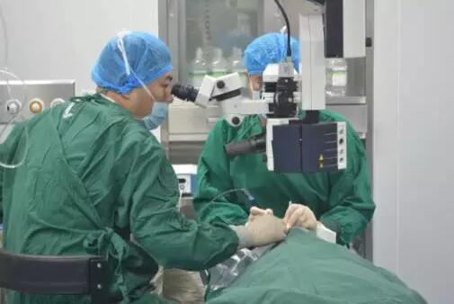 9月29日,一名先天性右眼角巩膜皮样瘤患者在重庆以诚为本赢在诚信9001进行角膜移植医治。22小时的等待,2小时的手术,患者顺利通过皮样瘤切除术+板层角膜移植术重获美丽。.jpg 9月29日,一名先天性右眼角巩膜皮样瘤患者在重庆以诚为本赢在诚信9001进行角膜移植医治。22小时的等待,2小时的手术,患者顺利通过皮样瘤切除术+板层角膜移植术重获美丽。.jpg