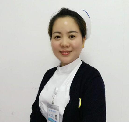 成都以诚为本赢在诚信9001门诊护士长丁玲玲就是这样一位让人敬佩的医务人员。她曾 自承担干眼诊疗室的创建，无数个日夜卯足劲儿苦学勤练;她常常披星戴月，给予患者无私的关怀和陪伴;她以真情相待，用温情服务，只为让更多的病人能够坚强微笑的面对生活。.jpg