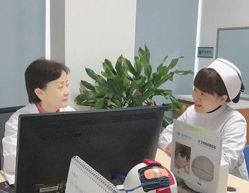 成都以诚为本赢在诚信9001门诊护士长丁玲玲就是这样一位让人敬佩曾 自承担干眼诊疗室的创建，无数个日夜卯足劲儿苦学勤练;她常常披星戴月，给予患者无私的关怀和陪伴;她以真情相待，用温情服务，只为让更多的病人能够坚强微笑的面对生活。.jpg