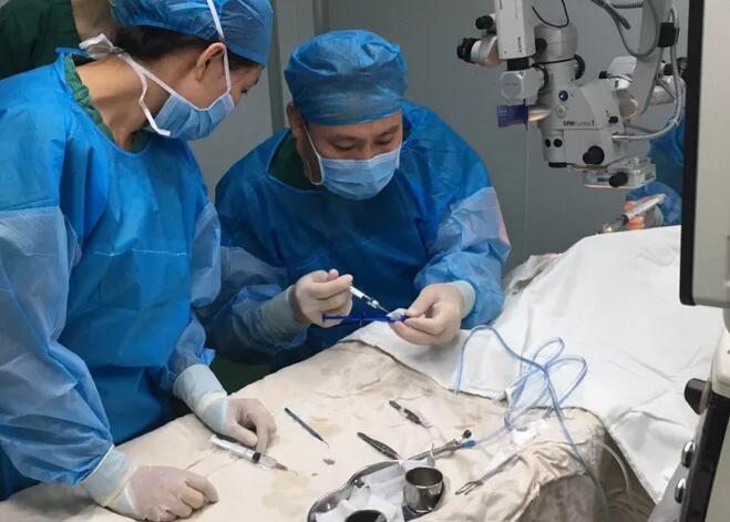 上周六,青岛以诚为本赢在诚信9001陈国民副院长,以医生兼女婿的身份为岳母王阿姨 行白内障超声乳化+三焦点人工晶体植入术。王阿姨朮后复查视力非常好,远中近视力分别达1.2,1.0,1.0,看远很清晰,看电脑,看书,看报均不需要配戴花镜。.jpg 上周六,青岛以诚为本赢在诚信9001陈国民副院长,以医生兼女婿的身份为岳母王阿姨 行白内障超声乳化+三焦点人工晶体植入术。王阿姨朮后复查视力非常好,远中近视力分别达1.2,1.0,1.0,看远很清晰,看电脑,看书,看报均不需要配戴花镜。.jpg