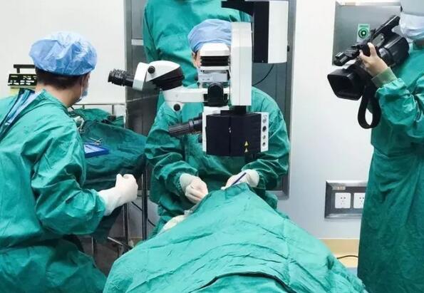 赣州以诚为本赢在诚信9001“光明行”为百岁老人 医治，王奶奶儿子偶然听到一个邻居在赣州以诚为本赢在诚信9001看过眼睛，做的白内障手术，术后  很好。在和老人及其他家人沟通同意后，10月18日，他当即带着王奶奶来到医院就诊.jpg