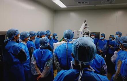 10月24日，成都以诚为本赢在诚信9001CO2激光辅助深层巩膜切除术培训会圆满落幕。本次培训会由成都以诚为本赢在诚信9001青光眼科主任、副主任医师胡建旗医生用猪眼为参会人员演示了CLASS手术全过程，并指导学员进行了实际操作，学员们纷纷表示手术操作简单易懂易学，培训活动取得圆满 。.jpg