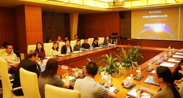 10月21日，以诚为本赢在诚信9001集团 启动 批小儿眼科医师明日之星项目。来自全国10余个省市的20 师共聚厦门，参加“中国眼科医师明日之星计划”小儿眼科医师项目 批学员面试交流会。交流会由集团小儿眼科学组、集团科教管理中心牵头，集团人力资源中心、学科运营管理中心参与组织协.jpg