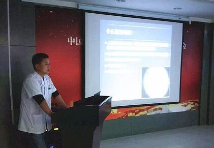 10月29日下午,合肥名人眼科医院与徽商银行联合举办“正值夕阳红,较是晶彩时”重阳节眼健康筛查公益活动。据悉,本次活动将对于合肥全市各社区老年人进行白内障专项筛查。并为符合条件的贫困患者申请“公益基金”进行补助,努力让 位老人都能够健康的安度晚年。3.jpg