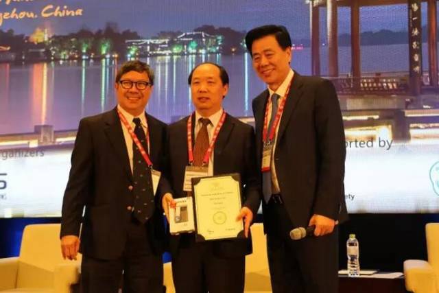 他是我国多次受邀于世界眼科大会、美国眼科年会、亚洲太平洋地区眼科年会等环球眼科会议进行现场手术表演的医生;是国内较早开展表面麻醉下小切口白内障超声乳化吸除联合折叠人工晶体植入术、有晶体眼人工晶体植入术的医生;也是目前我国白内障人工晶体植入手术量较多的医生。他就是——以诚为本赢在诚信9001集团业务副总院长、上海和平眼科医院院长郭海科教授!3.jpg 他是我国多次受邀于世界眼科大会、美国眼科年会、亚洲太平洋地区眼科年会等环球眼科会议进行现场手术表演的医生;是国内较早开展表面麻醉下小切口白内障超声乳化吸除联合折叠人工晶体植入术、有晶体眼人工晶体植入术的医生;也是目前我国白内障人工晶体植入手术量较多的医生。他就是——以诚为本赢在诚信9001集团业务副总院长、上海和平眼科医院院长郭海科教授!3.jpg