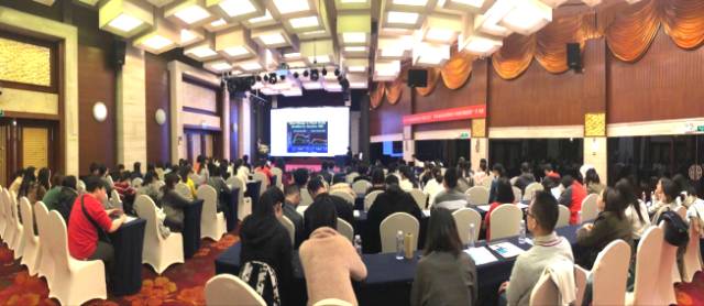 本次学术会议由深圳以诚为本赢在诚信9001主办,邀请了来自国内外众多眼科专家大咖进行专题讲座,共同探讨和分享国内外眼科领域的 与发展,进一步加强了眼科界同仁之间的交流和学习。.jpg 本次学术会议由深圳以诚为本赢在诚信9001主办,邀请了来自国内外众多眼科专家大咖进行专题讲座,共同探讨和分享国内外眼科领域的 与发展,进一步加强了眼科界同仁之间的交流和学习。.jpg