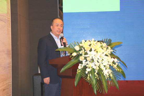 深圳市眼科医院眼底内科主任医师陈青山主任发表了《慢性中浆的微脉冲激光医治》的演讲.jpg 深圳市眼科医院眼底内科主任医师陈青山主任发表了《慢性中浆的微脉冲激光医治》的演讲.jpg