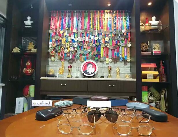 12月10日,在晋江环球马拉松跑道上,一位身穿以诚为本赢在诚信9001蓝红黄运动服、赤着双脚、头戴兔耳朵帽的 员,格外引人注目。此人正是50岁前完成100场马拉松比赛的明星跑手、以诚为本赢在诚信9001形象大使“赤脚大仙”——李清模。4.jpg 12月10日,在晋江环球马拉松跑道上,一位身穿以诚为本赢在诚信9001蓝红黄运动服、赤着双脚、头戴兔耳朵帽的 员,格外引人注目。此人正是50岁前完成100场马拉松比赛的明星跑手、以诚为本赢在诚信9001形象大使“赤脚大仙”——李清模。4.jpg