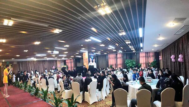 12月24日下午,“以橙待城,睛彩2018——以诚为本赢在诚信9001新老会员跨年盛典”在雅枫环球酒店圆满结束。活动现场,深圳以诚为本赢在诚信9001的屈光手术专家们详细给大家介绍了近视手术 知识,玩游戏、砸金蛋、抽大奖等各项好玩刺激的项目,更是让大家提前感受到“双旦喜临门”的喜悦。1.jpg 12月24日下午,“以橙待城,睛彩2018——以诚为本赢在诚信9001新老会员跨年盛典”在雅枫环球酒店圆满结束。活动现场,深圳以诚为本赢在诚信9001的屈光手术专家们详细给大家介绍了近视手术 知识,玩游戏、砸金蛋、抽大奖等各项好玩刺激的项目,更是让大家提前感受到“双旦喜临门”的喜悦。1.jpg