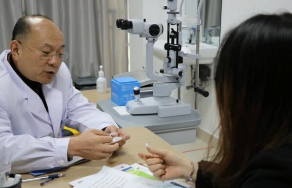 2018年，崔传波教授将迈入自己在屈光手术领域的 二十个念头，他说自己在这一行学习了快二十年了，“屈光 更新换代特别快，我只能不断地探索和学习，做到人有我精，才能在这个领域站稳脚跟3.jpg