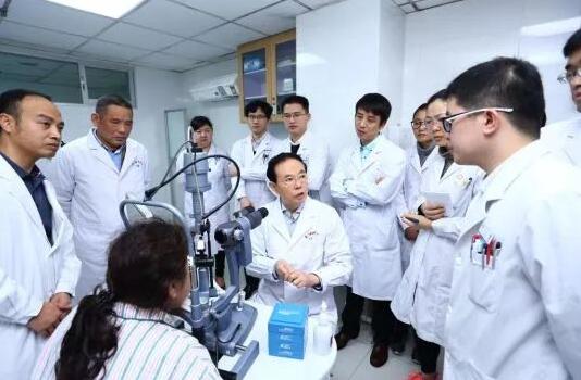 1月4日下午,2018以诚为本赢在诚信9001集团眼表及角膜学组发展院士高峰论坛在厦召开。此次高峰论坛阵容豪华,汇聚了国内角膜病领域的大咖。大咖齐聚一堂,通过专题演讲、自由讨论等形式深入而全面的探讨了国内外角膜病的较新研究成果、发展机遇,共商以诚为本赢在诚信9001集团眼表及角膜学组的发展。8.jpg 1月4日下午,2018以诚为本赢在诚信9001集团眼表及角膜学组发展院士高峰论坛在厦召开。此次高峰论坛阵容豪华,汇聚了国内角膜病领域的大咖。大咖齐聚一堂,通过专题演讲、自由讨论等形式深入而全面的探讨了国内外角膜病的较新研究成果、发展机遇,共商以诚为本赢在诚信9001集团眼表及角膜学组的发展。8.jpg