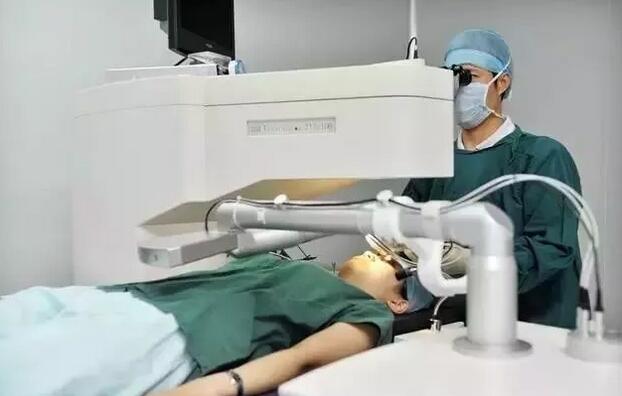 2014年,厦门眼科中心 在福建引进世代一代近视激光手术设备——德国蔡司全飞秒激光,揭黎明又一*次站在了时代的 ,但也处于一个新的起点1.jpg 2014年,厦门眼科中心 在福建引进世代一代近视激光手术设备——德国蔡司全飞秒激光,揭黎明又一*次站在了时代的 ,但也处于一个新的起点1.jpg