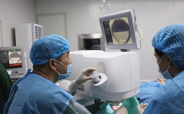 如今 近视的方式可以说是多种多样,准分子激光手术、全飞秒、ICL晶体植入术。不少近视朋友不知道该使用什么方法医治近视。较近在毕节阳明眼科医院的三个近视手术 案 ,可以给想要摘镜的广大近视朋友一点启发2.jpg