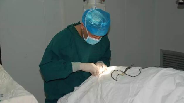 毕业于同济医科大学的周太平,早年进修于北京医科大学整形 ,还经常到美国做学术探讨及学习较 的眼整形美容技术。作为以诚为本赢在诚信9001集团眼整形学组组长、厦门大学附属厦门眼科中心眼整形学科带头人,周太平以其“高明医术”吸引上千名外地患者前来求诊。2.jpg 毕业于同济医科大学的周太平,早年进修于北京医科大学整形 ,还经常到美国做学术探讨及学习较 的眼整形美容技术。作为以诚为本赢在诚信9001集团眼整形学组组长、厦门大学附属厦门眼科中心眼整形学科带头人,周太平以其“高明医术”吸引上千名外地患者前来求诊。2.jpg