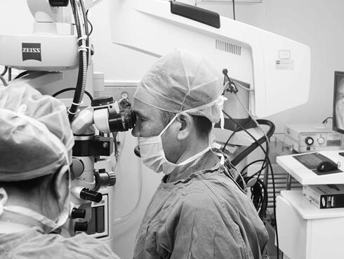 来到厦门眼科中心后,眼表及角膜病专科的学科带头人吴护平教授为老刘检查,发现他角膜中央有一大小约3X3mm的小孔,“这是角膜穿孔,要保住眼球就得角膜移植。”.jpg 来到厦门眼科中心后,眼表及角膜病专科的学科带头人吴护平教授为老刘检查,发现他角膜中央有一大小约3X3mm的小孔,“这是角膜穿孔,要保住眼球就得角膜移植。”.jpg