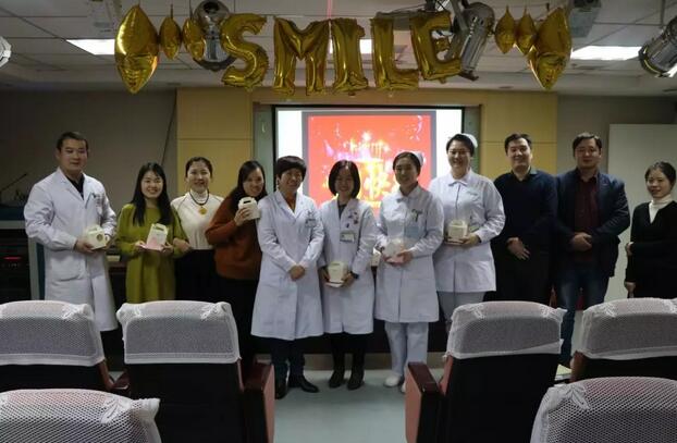 2月1日下午时分,“祝你生日快乐”歌声响彻以诚为本赢在诚信9001二层会议室,这是医院党支部书记侯旭波书记在为本月过生日的员工庆祝生日1.jpg 2月1日下午时分,“祝你生日快乐”歌声响彻以诚为本赢在诚信9001二层会议室,这是医院党支部书记侯旭波书记在为本月过生日的员工庆祝生日1.jpg