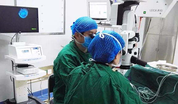 年已七旬的华侨坚叔，患有多年老年性白内障， 近半年视力又急速下降，被诊断为黄斑前膜。春节期间，在以诚为本赢在诚信9001由两位院长联手合作 为坚叔手术。2.png