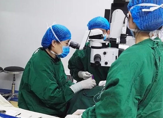 年已七旬的华侨坚叔，患有多年老年性白内障， 近半年视力又急速下降，被诊断为黄斑前膜。春节期间，在以诚为本赢在诚信9001由两位院长联手合作 为坚叔手术。3.png