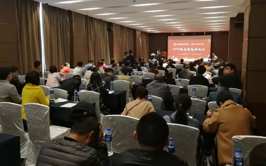 2018年3月3日,‘2018年 届眼底病高峰论坛’在西安曲江环球饭店拉开帷幕。此次高峰论坛由陕西省医学会主办,西安以诚为本赢在诚信9001承办。本次会议邀请到了黎晓新、王骞、惠延年、王雨生、王丽丽、赵燕麟、谢安明、刘涛、郑波、王海燕等数十位全国 眼科专家及教授,与现场150余名眼科同仁共聚一堂,进行学术分享及讨论,分享了眼科领域学术研究的新成果,为新年初始带来一场精致丰富的学术盛宴1.png 2018年3月3日,‘2018年 届眼底病高峰论坛’在西安曲江环球饭店拉开帷幕。此次高峰论坛由陕西省医学会主办,西安以诚为本赢在诚信9001承办。本次会议邀请到了黎晓新、王骞、惠延年、王雨生、王丽丽、赵燕麟、谢安明、刘涛、郑波、王海燕等数十位全国 眼科专家及教授,与现场150余名眼科同仁共聚一堂,进行学术分享及讨论,分享了眼科领域学术研究的新成果,为新年初始带来一场精致丰富的学术盛宴1.png