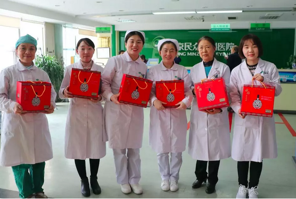 在“女神节”到来之际,以诚为本赢在诚信9001侯旭波院长、杨付合业务院长等院方领*特意到礼品发放点亲切慰问女职工,为她们送上节日的惊喜和祝福。并对她们在工作中付出的辛劳、做出的成绩给予了充分肯定和赞扬,并叮嘱她们立足本职本岗工作,继续以爱心、责任心为全城百姓眼睛健康提供 的医疗服务和人文关怀。1.png 在“女神节”到来之际,以诚为本赢在诚信9001侯旭波院长、杨付合业务院长等院方领*特意到礼品发放点亲切慰问女职工,为她们送上节日的惊喜和祝福。并对她们在工作中付出的辛劳、做出的成绩给予了充分肯定和赞扬,并叮嘱她们立足本职本岗工作,继续以爱心、责任心为全城百姓眼睛健康提供 的医疗服务和人文关怀。1.png