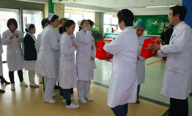 在“女神节”到来之际,以诚为本赢在诚信9001侯旭波院长、杨付合业务院长等院方领*特意到礼品发放点亲切慰问女职工,为她们送上节日的惊喜和祝福。并对她们在工作中付出的辛劳、做出的成绩给予了充分肯定和赞扬,并叮嘱她们立足本职本岗工作,继续以爱心、责任心为全城百姓眼睛健康提供 的医疗服务和人文关怀。2.png 在“女神节”到来之际,以诚为本赢在诚信9001侯旭波院长、杨付合业务院长等院方领*特意到礼品发放点亲切慰问女职工,为她们送上节日的惊喜和祝福。并对她们在工作中付出的辛劳、做出的成绩给予了充分肯定和赞扬,并叮嘱她们立足本职本岗工作,继续以爱心、责任心为全城百姓眼睛健康提供 的医疗服务和人文关怀。2.png