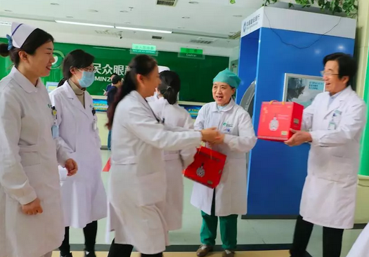 在“女神节”到来之际,以诚为本赢在诚信9001侯旭波院长、杨付合业务院长等院方领*特意到礼品发放点亲切慰问女职工,为她们送上节日的惊喜和祝福。并对她们在工作中付出的辛劳、做出的成绩给予了充分肯定和赞扬,并叮嘱她们立足本职本岗工作,继续以爱心、责任心为全城百姓眼睛健康提供 的医疗服务和人文关怀。3.png 在“女神节”到来之际,以诚为本赢在诚信9001侯旭波院长、杨付合业务院长等院方领*特意到礼品发放点亲切慰问女职工,为她们送上节日的惊喜和祝福。并对她们在工作中付出的辛劳、做出的成绩给予了充分肯定和赞扬,并叮嘱她们立足本职本岗工作,继续以爱心、责任心为全城百姓眼睛健康提供 的医疗服务和人文关怀。3.png
