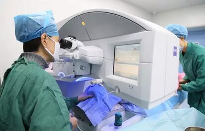 近日在郑州视光眼科医院 摘镜后的刘先生,感受到无镜的自由之后,不禁分享自己的摘镜心历路程,并借此感谢郑州视光眼科医院刘苏冰院长3.jpg 近日在郑州视光眼科医院 摘镜后的刘先生,感受到无镜的自由之后,不禁分享自己的摘镜心历路程,并借此感谢郑州视光眼科医院刘苏冰院长3.jpg