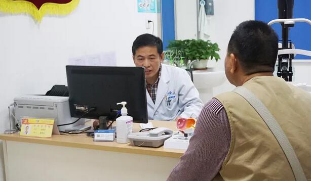 余院长,多亏了您给我做手术啊,我现在又看到了。”3月26日,视网膜脱离患者周大叔回佛山以诚为本赢在诚信9001复诊时,一见到余建洪院长,就激动地说道1.jpg 余院长,多亏了您给我做手术啊,我现在又看到了。”3月26日,视网膜脱离患者周大叔回佛山以诚为本赢在诚信9001复诊时,一见到余建洪院长,就激动地说道1.jpg