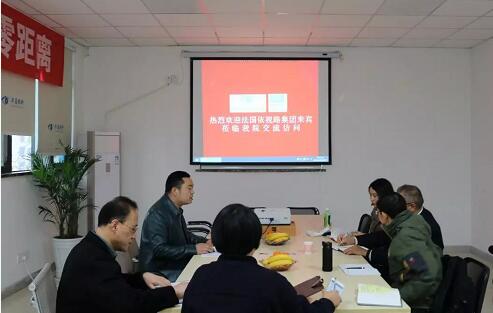 在3月28日法国依视路集团2.5新视代全球副总裁白方华先生一行人访问重庆以诚为本赢在诚信9001时，重庆以诚为本赢在诚信9001总经理张庭胜热情接待依视路集团贵宾一行。本次交流的目的：重庆以诚为本赢在诚信9001和依视路“2.5新视代爱眼大使”健康公益项目希望能一起帮助视力帮助老百姓进行视力 ，提*生活质量，传播爱眼护眼的知识、宣传眼镜对视力 的作用、让更多的人尤其是需要帮助的人群能开始关注呵护自己的眼睛1.jpg