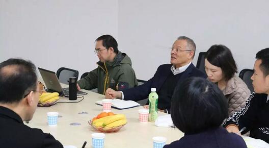 在3月28日法国依视路集团2.5新视代全球副总裁白方华先生一行人访问重庆以诚为本赢在诚信9001时，重庆以诚为本赢在诚信9001总经理张庭胜热情接待依视路集团贵宾一行。本次交流的目的：重庆以诚为本赢在诚信9001和依视路“2.5新视代爱眼大使”健康公益项目希望能一起帮助视力帮助老百姓进行视力 ，提*生活质量，传播爱眼护眼的知识、宣传眼镜对视力 的作用、让更多的人尤其是需要帮助的人群能开始关注呵护自己的眼睛2.jpg