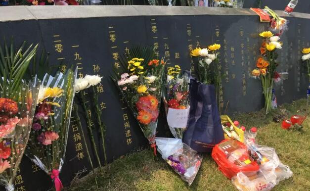 4月4日,厦门大学附属厦门眼科中心在厦门海沧文圃山纪念园里,集体缅怀厦门市遗体、器官、眼角膜捐献者。谢立信院士盛赞厦门眼科中心飞秒激光辅助下深板层角膜内皮移植手术是国内拔萃技术,已成为广大眼科同行学习的榜样2.jpg 4月4日,厦门大学附属厦门眼科中心在厦门海沧文圃山纪念园里,集体缅怀厦门市遗体、器官、眼角膜捐献者。谢立信院士盛赞厦门眼科中心飞秒激光辅助下深板层角膜内皮移植手术是国内拔萃技术,已成为广大眼科同行学习的榜样2.jpg