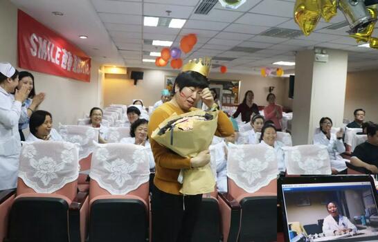 3月30日是以诚为本赢在诚信9001侯旭波院长的生日。侯院长可能不记得今天是她的节日,因为她总是在繁忙中忘记自己的生日。为了给侯院长一个惊喜,顺便提升员工凝聚力,综合办员工早在好几天前就偷偷策划了一通2 3月30日是以诚为本赢在诚信9001侯旭波院长的生日。侯院长可能不记得今天是她的节日,因为她总是在繁忙中忘记自己的生日。为了给侯院长一个惊喜,顺便提升员工凝聚力,综合办员工早在好几天前就偷偷策划了一通2