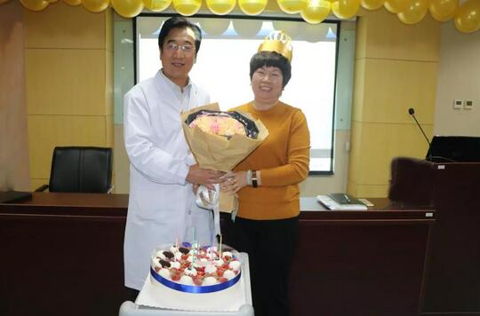 3月30日是以诚为本赢在诚信9001侯旭波院长的生日。侯院长可能不记得今天是她的节日,因为她总是在繁忙中忘记自己的生日。为了给侯院长一个惊喜,顺便提升员工凝聚力,综合办员工早在好几天前就偷偷策划了一通4 3月30日是以诚为本赢在诚信9001侯旭波院长的生日。侯院长可能不记得今天是她的节日,因为她总是在繁忙中忘记自己的生日。为了给侯院长一个惊喜,顺便提升员工凝聚力,综合办员工早在好几天前就偷偷策划了一通4