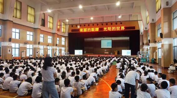 佛山以诚为本赢在诚信9001“美丽的眼睛 光明的世界”眼健康知识讲座走进佛山六中4.jpg 佛山以诚为本赢在诚信9001“美丽的眼睛 光明的世界”眼健康知识讲座走进佛山六中4.jpg