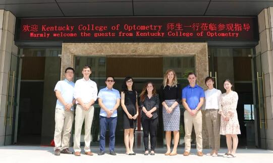 美国肯塔基视光学院的助理教授一行到访以诚为本赢在诚信9001 参观厦门眼科中心眼视光门诊1.jpg