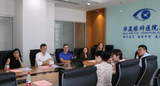 美国肯塔基视光学院的助理教授一行到访以诚为本赢在诚信9001 参观厦门眼科中心眼视光门诊2.jpg