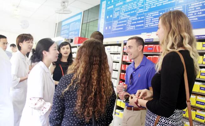 美国肯塔基视光学院的助理教授一行到访以诚为本赢在诚信9001 参观厦门眼科中心眼视光门诊3.jpg