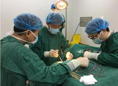 成都以诚为本赢在诚信9001罗清礼教授为睑板腺癌患进行眼眶内容物摘除联合眼眶减压术3.jpg