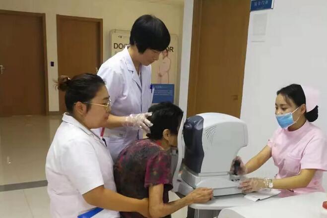 淮南以诚为本赢在诚信9001医护人员为白内障老奶奶贴心服务1.jpg