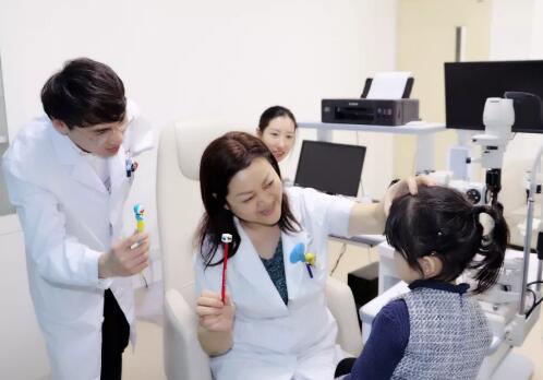 厦门眼科中心五缘院区小儿眼科专家悉数出诊人气高涨4.jpg 厦门眼科中心五缘院区小儿眼科专家悉数出诊人气高涨4.jpg