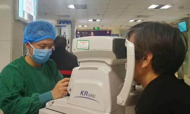 龙岩73岁近视林阿婆来厦门眼科中心顺利摘镜2.jpg 龙岩73岁近视林阿婆来厦门眼科中心顺利摘镜2.jpg