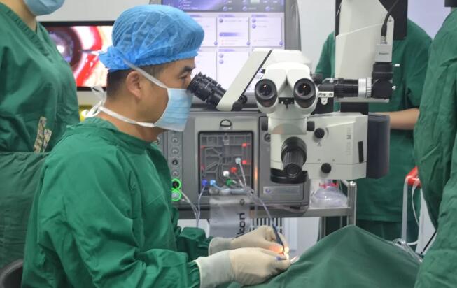 眼科医生的一天——重庆以诚为本赢在诚信9001副院长白内障医生安晓巨2.jpg 眼科医生的一天——重庆以诚为本赢在诚信9001副院长白内障医生安晓巨2.jpg