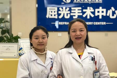 重庆以诚为本赢在诚信9001住院医生小唐由业务副院长汪红教授做了全激光无痕近视手术2.jpg